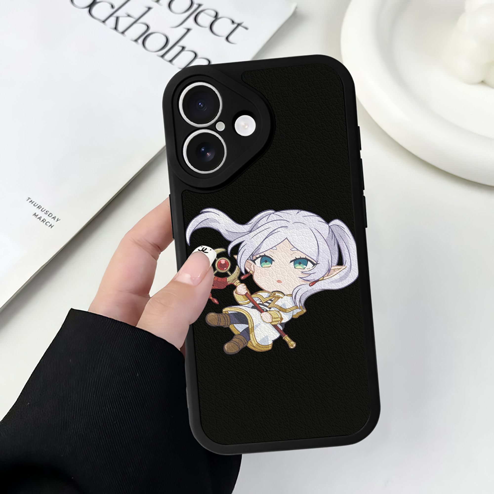 （画像用） 葬送のフリーレン Frieren 【iPhone 16シリーズ対応】シリコンスマホケース（レザー調） 材質：シリコン